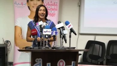 صورة السباحة العالمية “فريدة عثمان” تدعم بهية وتهدي المتعافيات عددا من الميداليات الخاصة بها