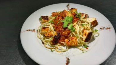 صورة اسباجتى بصوص الطماطم ودجاج مشوى