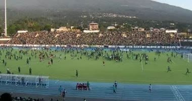 صورة اقتحام الجماهير ملعب مباراة مصر وجزر القمر