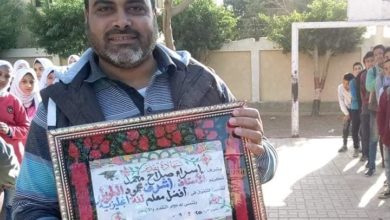 صورة الأستاذ أشرف الطويل وطالباته المتفوقات