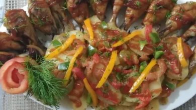 صورة طاجن الأرز المعمر وصنية البطاطس مع دبابيس الدجاج المشوية
