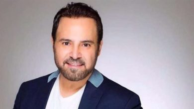 صورة عاصي الحلاني ينحني أمام نجله الوليد