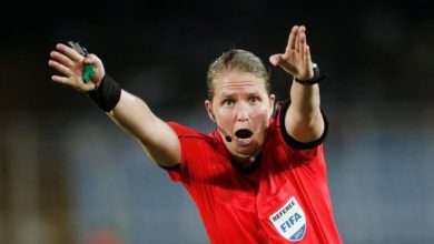 صورة من ساحة الملعب إلى حرب كورونا.. حكمات إسبانيا تخطفن الإعجاب