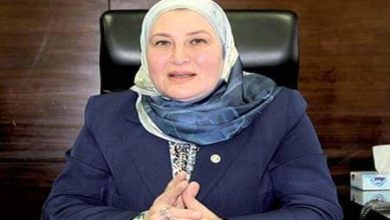 صورة تتويج “مرفت سلطان” الأم المثالية على مستوى البنوك العاملة في مصر