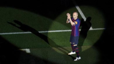 صورة إنييستا على تواصل مع برشلونة ولا يفكر بالاعتزال قريباً