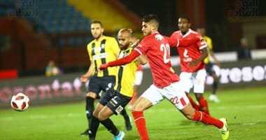 صورة البطل أمام المقاولون العرب.