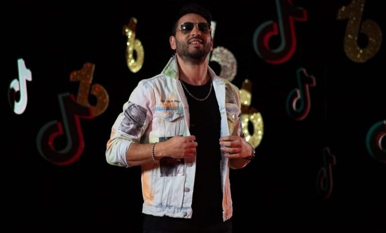أحمد صلاح فرحات يستعد لإطلاق أغنية "تيك توك"