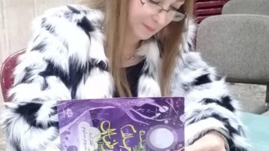 صورة الكاتبة بسوم سلوم توقّع أولى إصداراتها سلسلة قصص للأطفال
