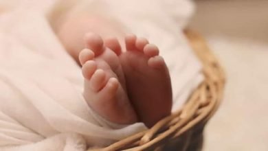 صورة أب يكتشف أن طفله هو ابن أخيه رغم أنه ليس له أخوة ..والاطباء ينجحون في حل اللغز
