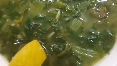 صورة طريقة عمل شوربة السبانخ مع أوراق السلق