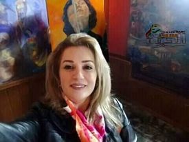 صورة سلام الأحمد فنانة تشكيلية سورية تحاكي برسمها جمال الطبيعة