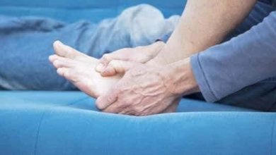 صورة أهم المشاكل الصحية التي قد تتسبب بزيادة الشعور ببرودة اليدين والقدمين