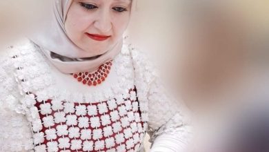 صورة باحثتان تدرسان قصص سناء الشعلان في جامعة محمد بوضياف