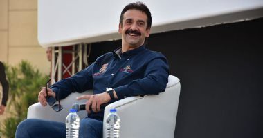 صورة “كريم عبد العزيز” لم أجد نفسي بالمسرح ،ومن أكبر النعم التي أنعم الله علي في حياتي هي والدي