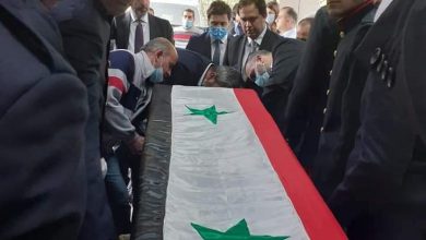 صورة ملفوفاً بالعلم السوري …. مراسم تشييع جثمان الفنان الكبير صباح فخري..”بالصور “