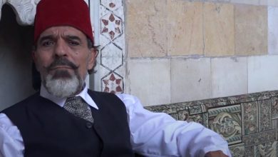 صورة عبد الفتاح المزين نحن كلنا مازلنا نحبو في الحركة الفنية، أنا مع كلمة فنان فقط وأتمنى أن أستحق هذا اللقب