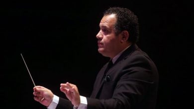 صورة راجح داوود يهدي مزيج الأصالة و المعاصرة للراحل الدكتور فوزي فهمي بدار الأوبرا.