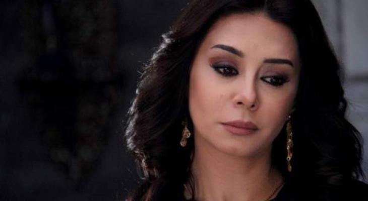 كاريس بشار تنعي والدتها