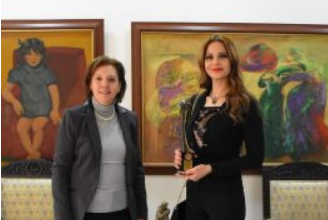 صورة وزيرة الثقافة السورية تهنئ صفاء رقماني بفوزها بجائزة مهرجان بغداد المسرحي
