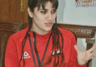 صورة بطلة المبارزة السورية والإعلامية حنين حمود ” المبارزة تعاني من الانحدار