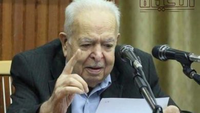 صورة عاصي حماة يبكي دمعاً ونواعيرها ثكلى وأسمعت عنينها من به صمم – مؤرخ حماة في ذمّة الباري”