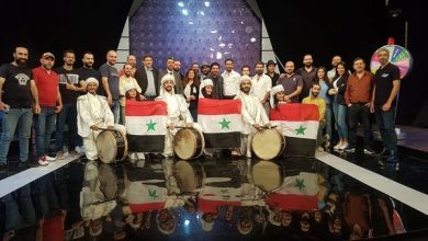 صورة الإعلامية لينه ياسين النويلاتي” أسرة برنامج ” ضربة حظ ” تحتفي بذكرى عيد الجلاء …