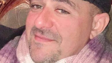 صورة أحمد عبد الله نصر”  الطفل جاد الله أبو الفضل في مسرحية “إنها حقا عائلة محترمة”