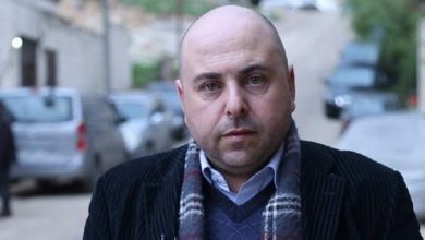 صورة حسام الشاه حضور متفرد بين خشبة المسرح ووراء مايكروفون الإذاعة وأمام شاشة التلفاز