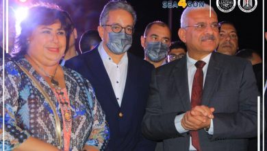 صورة مهرجان السويس للموسيقي و الغناء يتلون باللون الازرق