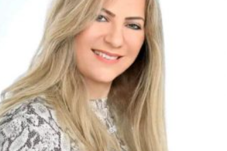 صورة د. سماهر حجازي  تقدم العلاج المجاني لأطفال مرضى التوحد