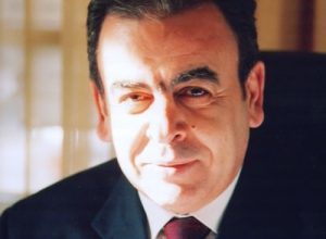 صورة منح جائزة “السلطان قابوس ووسام الاستحقاق الوطني”  للدكتور عجاج سليم 