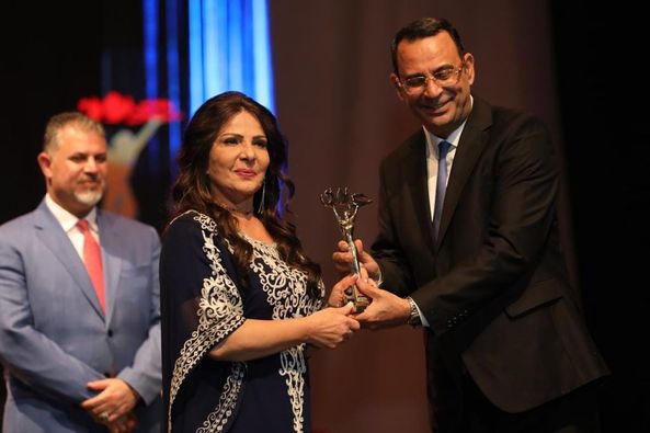 عبير عيسى مكرمة في مهرجان "عيون للإبداع"