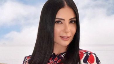 صورة بعد غياب طويل “منى زكي” على خشبة المسرح في الرياض