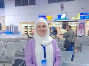 صورة الدكتورة مها نور تؤدي مناسك العمرة