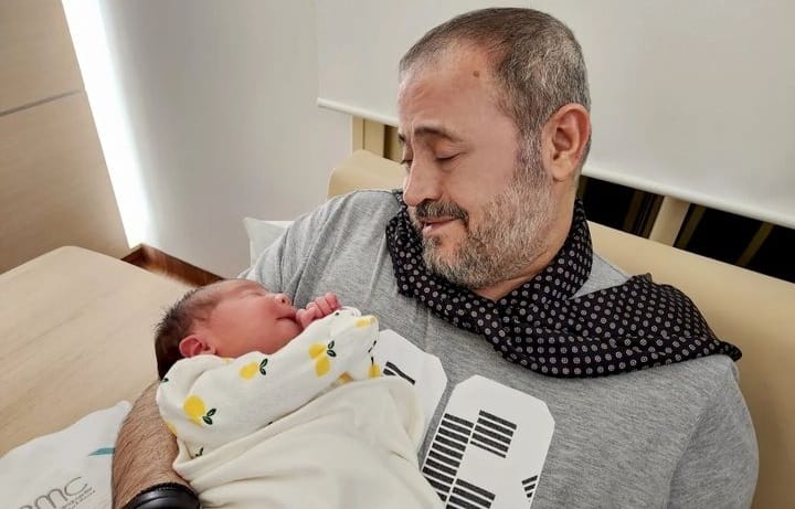 جورج وسوف يستقبل حفيدته الأولى آميا "معلقاً"