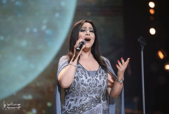 بأغنية الأسامي للراحلة "ذكرى محمد" اطلت النجمة التونسية يسرا محنوش على جمهور و ضيوف افتتاح مهرجان الاغنية التونسية.