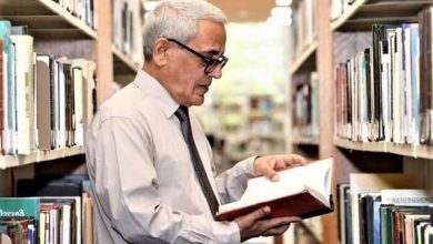 صورة بعد ربع قرن من التنظير “حطّيني” يوقّع “القصيدة القصيرة جداً” في دمشق
