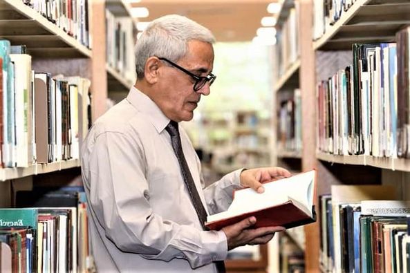 بعد ربع قرن من التنظير "حطّيني" يوقّع "القصيدة القصيرة جداً" في دمشق