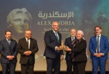 صورة محافظ الإسكندرية يكرّم رئيس أكاديمية الفنون خلال احتفالية “الإسكندرية… مولد مدينة عالمية”