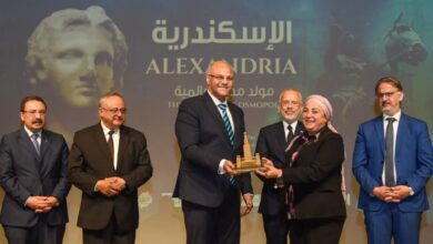 صورة محافظ الإسكندرية يكرّم رئيس أكاديمية الفنون خلال احتفالية “الإسكندرية… مولد مدينة عالمية”